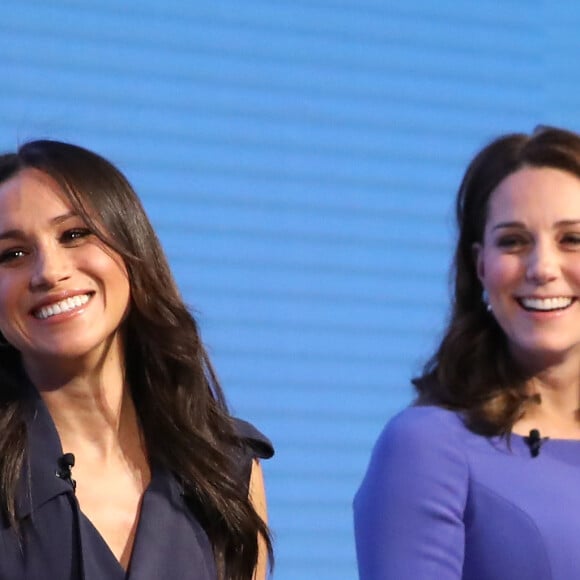 Le prince Harry, Meghan Markle (dans un ensemble Jason Wu), la duchesse Catherine de Cambridge (robe de grossesse Seraphine), enceinte, et le prince William étaient rassemblés pour la première fois en engagement public le 28 février 2018 pour le premier Forum annuel de la Fondation royale, au siège social d'Aviva à Londres, autour du thème "Changer les choses ensemble".