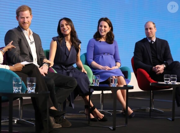 Le prince Harry, Meghan Markle (dans un ensemble Jason Wu), la duchesse Catherine de Cambridge (robe de grossesse Seraphine), enceinte, et le prince William étaient rassemblés pour la première fois en engagement public le 28 février 2018 pour le premier Forum annuel de la Fondation royale, au siège social d'Aviva à Londres, autour du thème "Changer les choses ensemble".