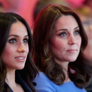 Meghan et Kate dans le public. Le prince Harry, Meghan Markle (dans un ensemble Jason Wu), la duchesse Catherine de Cambridge (robe de grossesse Seraphine), enceinte, et le prince William étaient rassemblés pour la première fois en engagement public le 28 février 2018 pour le premier Forum annuel de la Fondation royale, au siège social d'Aviva à Londres, autour du thème "Changer les choses ensemble".