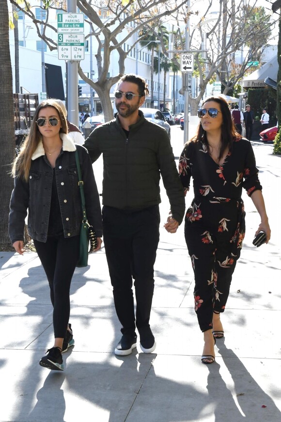 Eva Longoria, enceinte, son mari José Baston et sa fille aînée, à Beverly Hills. Le 25 janvier 2018