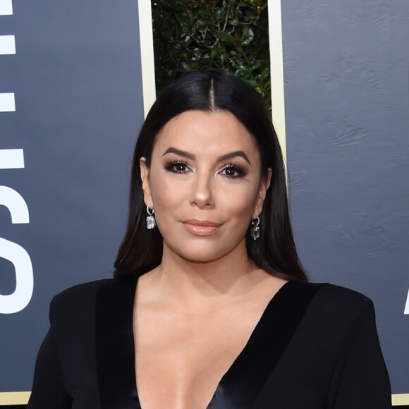 Eva Longoria, enceinte, sur le tapis rouge de la 75ème cérémonie des Golden Globe Awards au Beverly Hilton à Los Angeles, le 7 janvier 2018. © Chris Delmas/Bestimage