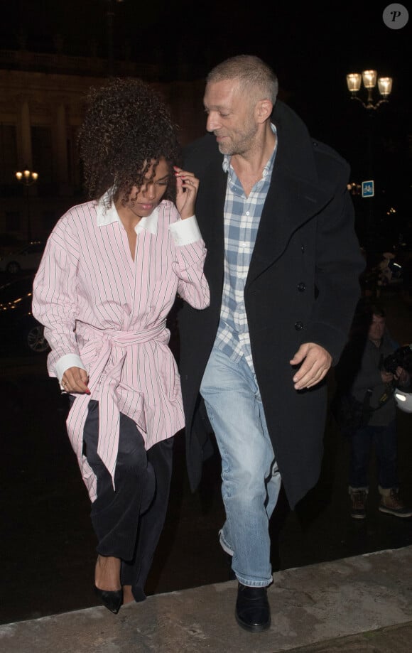Vincent Cassel et sa compagne Tina Kunakey arrivent au défilé de mode "Alexandre Vauthier", collection Haute-Couture printemps-été 2018, à Paris le 23 janvier 2018