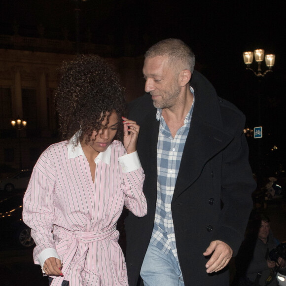 Vincent Cassel et sa compagne Tina Kunakey arrivent au défilé de mode "Alexandre Vauthier", collection Haute-Couture printemps-été 2018, à Paris le 23 janvier 2018