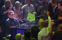 Elton John craque sur scène à Las Vegas, le 1er mars 2018.