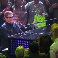 Elton John craque sur scène : "Ce type était malpoli... Je le lui ai fait savoir"
