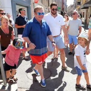 Elton John, son mari David Furnish et leurs enfants Zachary et Elijah se promènent à Saint-Tropez le 12 août 2016.