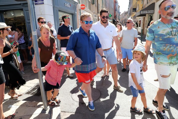 Elton John, son mari David Furnish et leurs enfants Zachary et Elijah se promènent à Saint-Tropez le 12 août 2016.