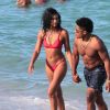 Chanel Iman sort de l'eau main dans la main avec son compagnon Sterling Shepard sur une plage à Miami, le 1er juillet 2017.
