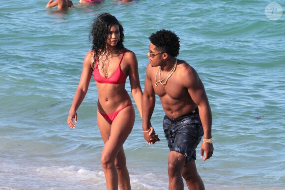 Chanel Iman sort de l'eau main dans la main avec son compagnon Sterling Shepard sur une plage à Miami, le 1er juillet 2017.