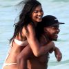 Chanel Iman s'amuse, câline et embrasse son compagnon Sterling Shepard lors d'une journée plage en amoureux à Miami, le 30 juin 2017.