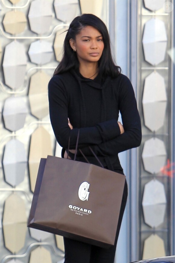 Exclusif - Chanel Iman est allée faire du shopping avec sa mère C.Robinson à Los Angeles. Le mannequin récemment fiancée au joueur de football américain S.Shepard arbore sa bague de fiançailles, le 21 décembre 2017.