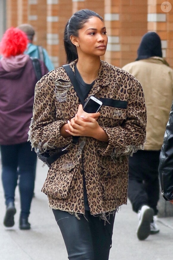 Chanel Iman se promène dans les rues de New York, le 9 novembre 2017.