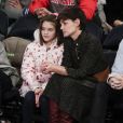 Katie Holmes et sa fille Suri assistent au match de basket de Oklahoma City Thunder vs NY à New York, le 16 décembre 2017