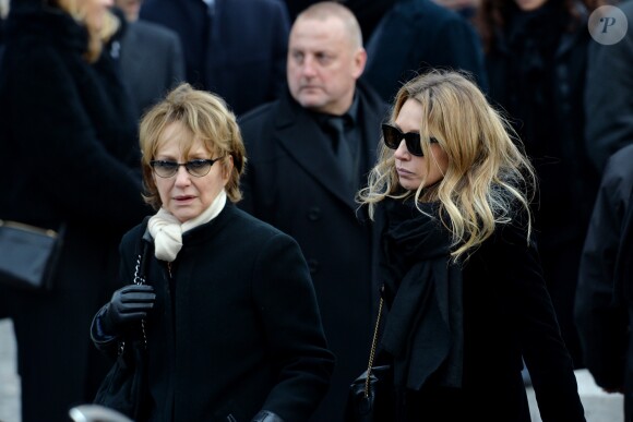 Nathalie Baye et Laura Smet à la sortie de l'église de la Madeleine après les obsèques de Johnny Hallyday à Paris le 9 décembre 2017. © Veeren / Bestimage