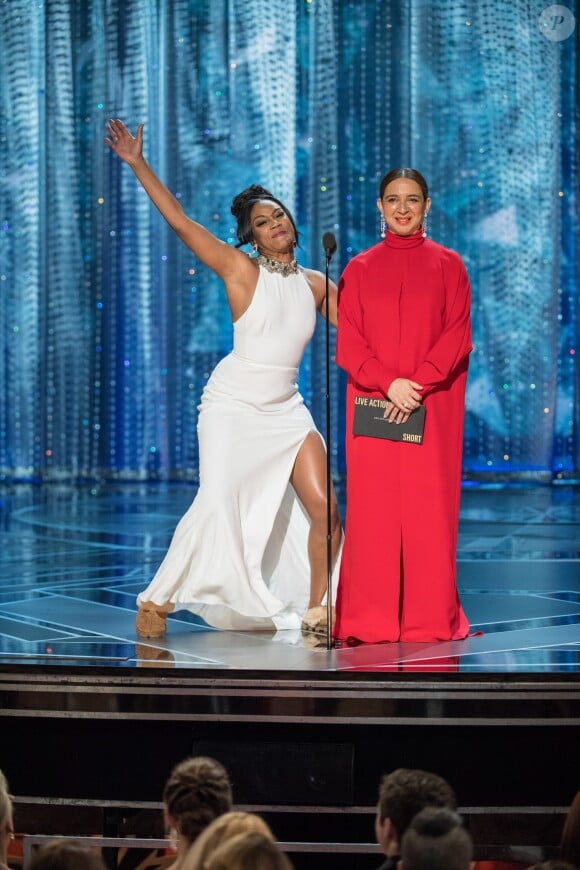 Tiffany Haddish et Maya Rudolph sur la scène lors de la 90ème cérémonie des Oscars 2018 au théâtre Dolby à Los Angeles, Californie, Etats-Unis, le 4 mars 2018.