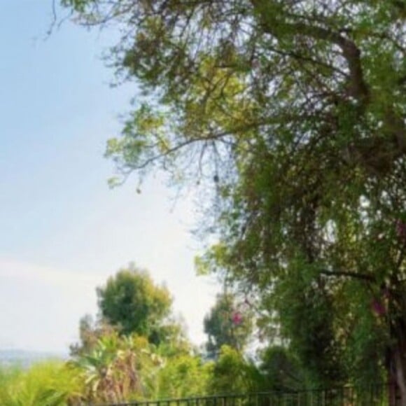 Usher vend sa maison à Hollywood Hills pour 4,2 millions de dollars le 25 février 2018. Il a acheté cette propriété de 5 chambres et 6 salles de bain pour 3,36 millions de dollars il y a moins de trois ans. La maison, dans un style espagnol, a une surface de 385 mètres carrés.