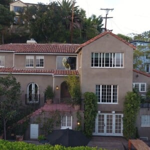 Usher vend sa maison à Hollywood Hills pour 4,2 millions de dollars le 25 février 2018. Il a acheté cette propriété de 5 chambres et 6 salles de bain pour 3,36 millions de dollars il y a moins de trois ans. La maison, dans un style espagnol, a une surface de 385 mètres carrés.