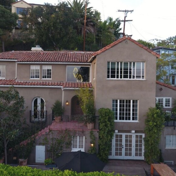 Usher vend sa maison à Hollywood Hills pour 4,2 millions de dollars le 25 février 2018. Il a acheté cette propriété de 5 chambres et 6 salles de bain pour 3,36 millions de dollars il y a moins de trois ans. La maison, dans un style espagnol, a une surface de 385 mètres carrés.