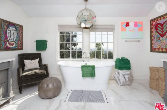 Usher vend sa maison à Hollywood Hills pour 4,2 millions de dollars le 25 février 2018. Il a acheté cette propriété de 5 chambres et 6 salles de bain pour 3,36 millions de dollars il y a moins de trois ans. La maison, dans un style espagnol, a une surface de 385 mètres carrés.