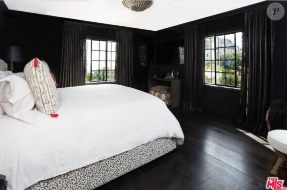 Usher vend sa maison à Hollywood Hills pour 4,2 millions de dollars le 25 février 2018. Il a acheté cette propriété de 5 chambres et 6 salles de bain pour 3,36 millions de dollars il y a moins de trois ans. La maison, dans un style espagnol, a une surface de 385 mètres carrés.
