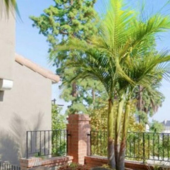 Usher vend sa maison à Hollywood Hills pour 4,2 millions de dollars le 25 février 2018. Il a acheté cette propriété de 5 chambres et 6 salles de bain pour 3,36 millions de dollars il y a moins de trois ans. La maison, dans un style espagnol, a une surface de 385 mètres carrés.