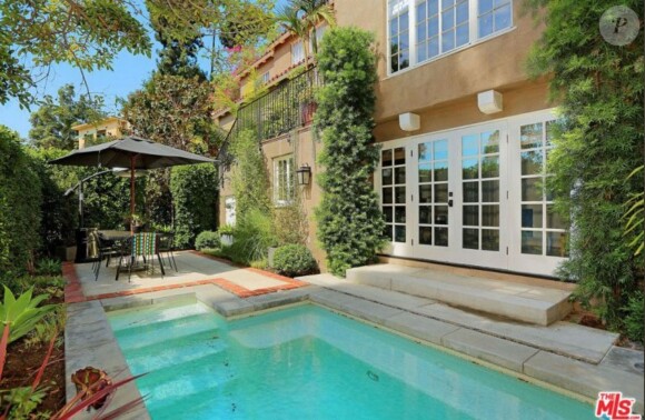 Usher vend sa maison à Hollywood Hills pour 4,2 millions de dollars le 25 février 2018. Il a acheté cette propriété de 5 chambres et 6 salles de bain pour 3,36 millions de dollars il y a moins de trois ans. La maison, dans un style espagnol, a une surface de 385 mètres carrés.