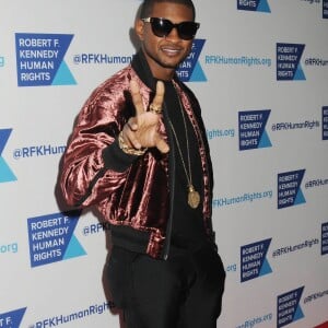 Usher lors du photocall lors de la soirée "Robert F. Kennedy Human Rights Hosts Annual Ripple Of Hope Awards Dinner" à New York le 13 décembre 2017.