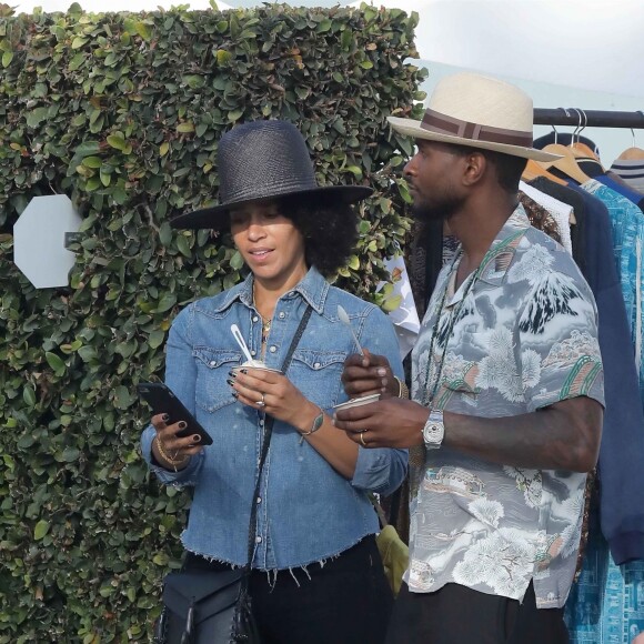 Usher et sa femme Grace Miguel mangent une glace dans les rues de Los Angeles. La chanteur a récemment été accusé d'avoir transmis de l'herpès à plusieurs personnes, le 1 octobre 2017.