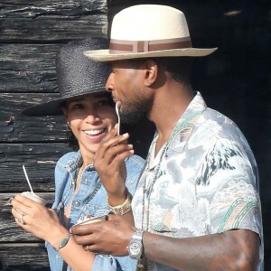 Usher et sa femme Grace Miguel mangent une glace dans les rues de Los Angeles. La chanteur a récemment été accusé d'avoir transmis de l'herpès à plusieurs personnes, le 1 octobre 2017.