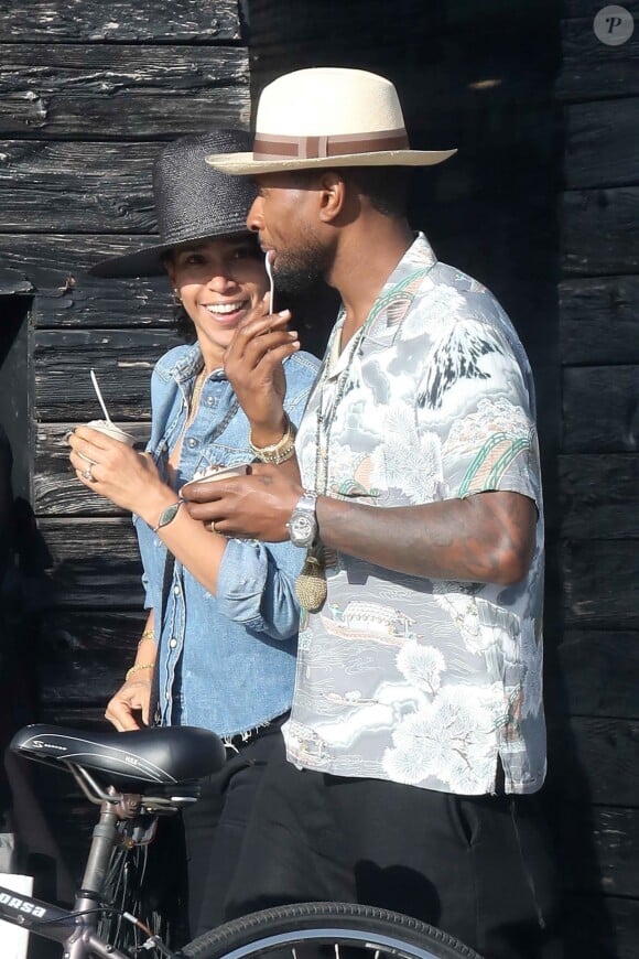 Usher et sa femme Grace Miguel mangent une glace dans les rues de Los Angeles. La chanteur a récemment été accusé d'avoir transmis de l'herpès à plusieurs personnes, le 1 octobre 2017.