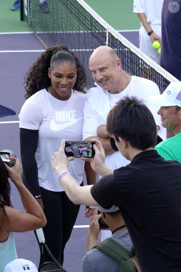 Serena Williams et Dr Phil lors d'un tournoi de tennis caritatif pour la 14e édition annuelle du "Desert Smash 2018" à La Quinta en Californie, le 6 mars 2018.
