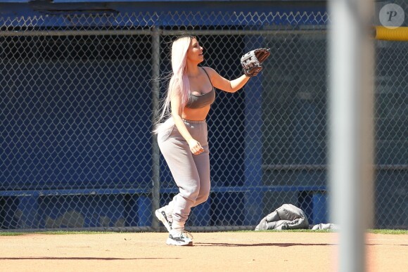 Kim Kardashian - La famille Kardashian (et leur équipe "Calabasas Peaches") lors d'un match de softball avec des amis à Los Angeles sur le tournage de leur émission de télé-réalité, le 6 mars 2018.  Los Angeles, CA - The Kardashian family are getting active! They traded in their heels for sneakers when they were snapped playing softball with some teammates during today's taping. Today they got new jerseys revealing a team name called the "Calabasas Peaches". on March 6th 201806/03/2018 - Los Angeles
