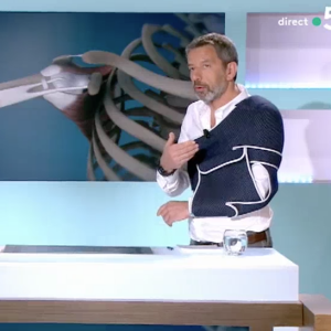 Michel Cymes blessé dans "Le Magazine de la santé" sur France 5. Le 8 mars 2018.