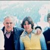 La princesse Grace et le prince Rainier III de Monaco avec leurs enfants la princesse Caroline et le prince Albert en mars 1976 aux sports d'hiver à Gstaad.