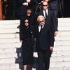 La princesse Caroline de Monaco soutenue par le prince Rainier III, la princesse Stéphanie et le prince Albert le 6 octobre 1990 aux obsèques de son mari Stefano Casiraghi.