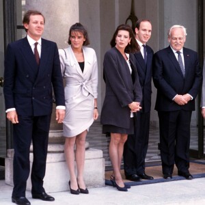 Stefano Casiraghi, la princesse Stéphanie, la princesse Caroline, le prince Albert et le prince Rainier III de Monaco à l'Elysée à Paris, reçus par François Mitterrand et son épouse Danielle le 28 mai 1990.