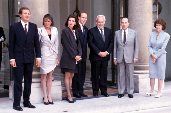 Stefano Casiraghi, la princesse Stéphanie, la princesse Caroline, le prince Albert et le prince Rainier III de Monaco à l'Elysée à Paris, reçus par François Mitterrand et son épouse Danielle le 28 mai 1990.