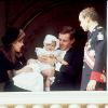 La princesse Caroline de Monaco et son mari Stefano Casiraghi avec leurs enfants Pierre et Charlotte ainsi que le prince Albert le 19 novembre 1987 au balcon du palais princier pour la Fête nationale monégasque.