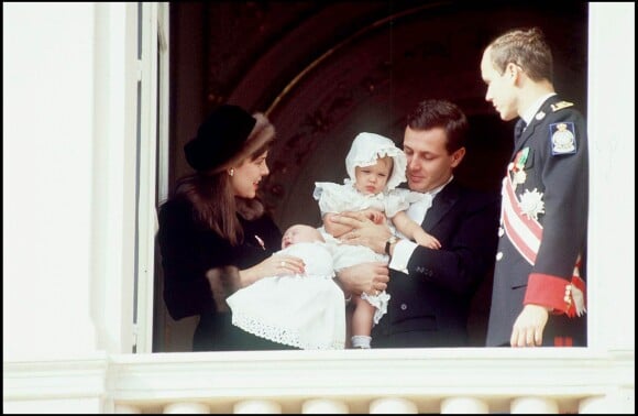 La princesse Caroline de Monaco et son mari Stefano Casiraghi avec leurs enfants Pierre et Charlotte ainsi que le prince Albert le 19 novembre 1987 au balcon du palais princier pour la Fête nationale monégasque.