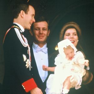 La princesse Caroline de Monaco et son mari Stefano Casiraghi avec leur fille Charlotte ainsi que le prince Albert et la princesse Stéphanie le 19 novembre 1987 au balcon du palais princier pour la Fête nationale monégasque.