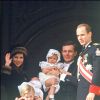 La princesse Caroline de Monaco et son mari Stefano Casiraghi avec leurs enfants Andrea, Pierre et Charlotte ainsi que le prince Albert le 19 novembre 1987 au balcon du palais princier pour la Fête nationale monégasque.
