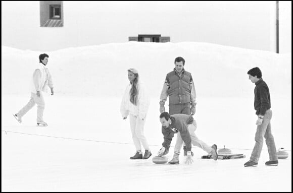 Le prince Albert de Monaco et Stefano Casiraghi, mari de la princesse Caroline, font du curling en février 1987 à St Moritz.