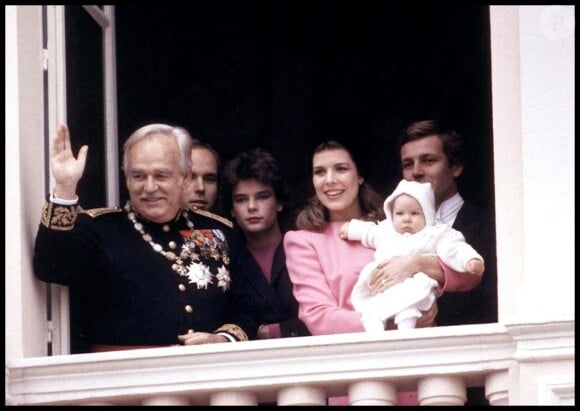 Le prince Rainier III de Monaco, le prince Albert, la princesse Stéphanie, la princesse Caroline et son mari Stefano Casiraghi avec leur fils Andrea le 19 novembre 1984 au balcon du palais princier lors de la Fête nationale monégasque.