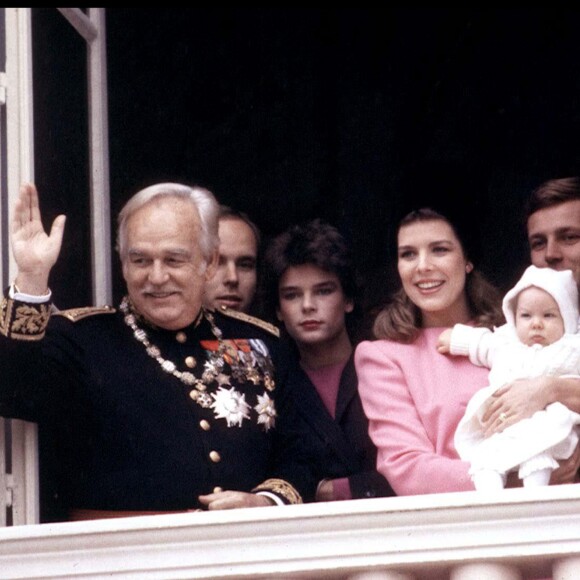 Le prince Rainier III de Monaco, le prince Albert, la princesse Stéphanie, la princesse Caroline et son mari Stefano Casiraghi avec leur fils Andrea le 19 novembre 1984 au balcon du palais princier lors de la Fête nationale monégasque.