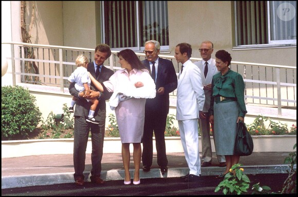 Stefano Casiraghi et la princesse Caroline de Monaco avec le prince Albert et le prince Rainier à la sortie de la clinique le 6 août 1986 après la naissance de leur fille Charlotte Casiraghi.