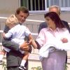 Stefano Casiraghi et la princesse Caroline de Monaco avec le prince Albert et le prince Rainier à la sortie de la clinique le 6 août 1986 après la naissance de leur fille Charlotte Casiraghi.