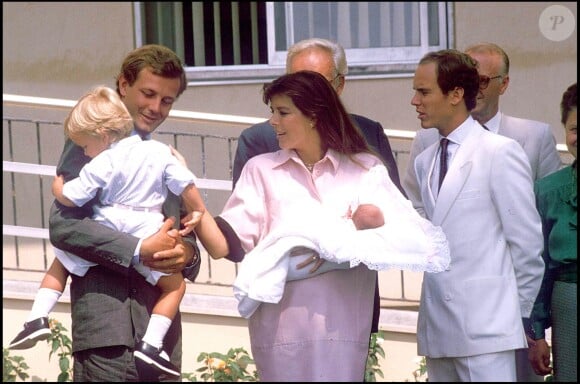 Stefano Casiraghi et la princesse Caroline de Monaco avec le prince Albert et le prince Rainier à la sortie de la clinique le 6 août 1986 après la naissance de leur fille Charlotte Casiraghi.