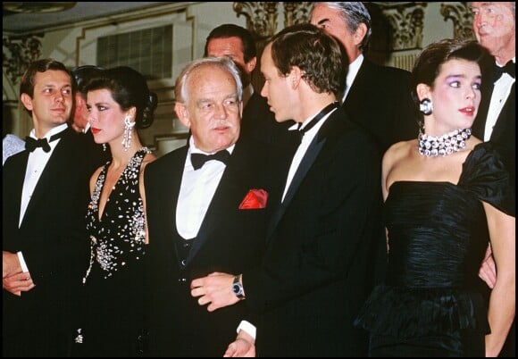 Stefano Casiraghi, la princesse Caroline de Monaco, le prince Rainier III, le prince Albert et la princesse Stéphanie en novembre 1985 lors du gala de la Fondation Princesse Grace.