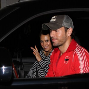 Enrique Iglesias et Anna Kournikova quittent un restaurant de Miami le 26 janvier 2012.