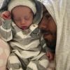 Enrique Iglesias pose avec l'un de ses jumeaux sur Instagram le 16 janvier 2018.